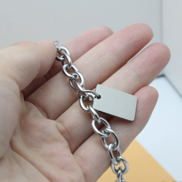 8mm粗十字手链+长方形_0008_图层 10 Wholesale stainless steel link chain bracelets in silver, 18K gold, and rose gold with polished blank rectangular charms ready for laser etching.