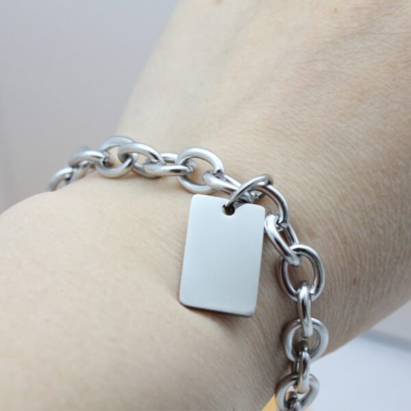 8mm粗十字手链+长方形_0009_图层 9 Wholesale stainless steel link chain bracelets in silver, 18K gold, and rose gold with polished blank rectangular charms ready for laser etching.