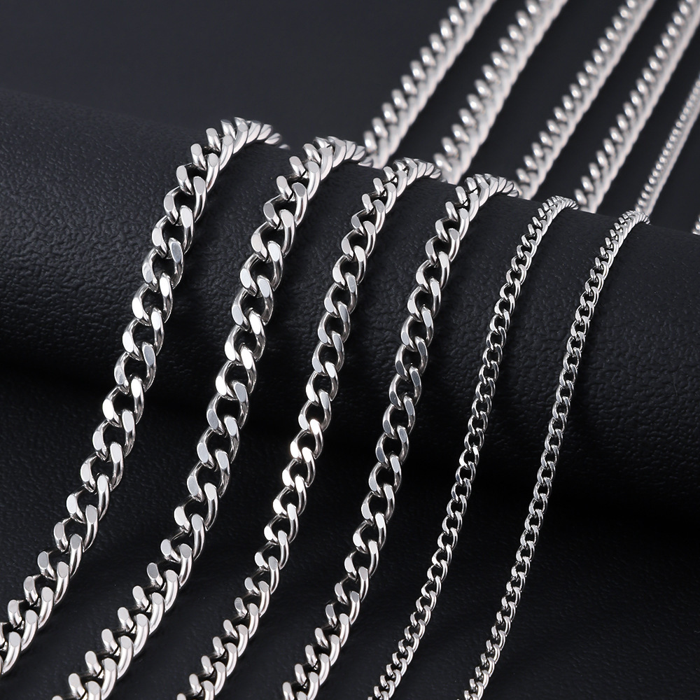 两面磨侧身链 (5) A multi-size catalog photo of wholesale silver stainless steel curb chain necklaces arranged neatly from delicate thin to bold chunky widths.