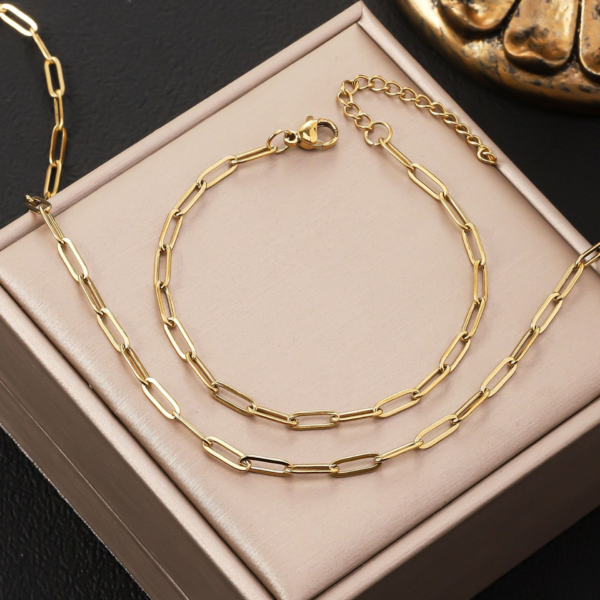 回型链 (7) Gold-tone stainless steel paperclip chain bracelet and necklace set displayed in a jewelry box.