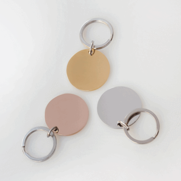 圆形钥匙扣 (4) Three blank mirror polished stainless steel circle pendant keychains arranged in a triangular layout on a white backdrop for jewelry blanks catalog.