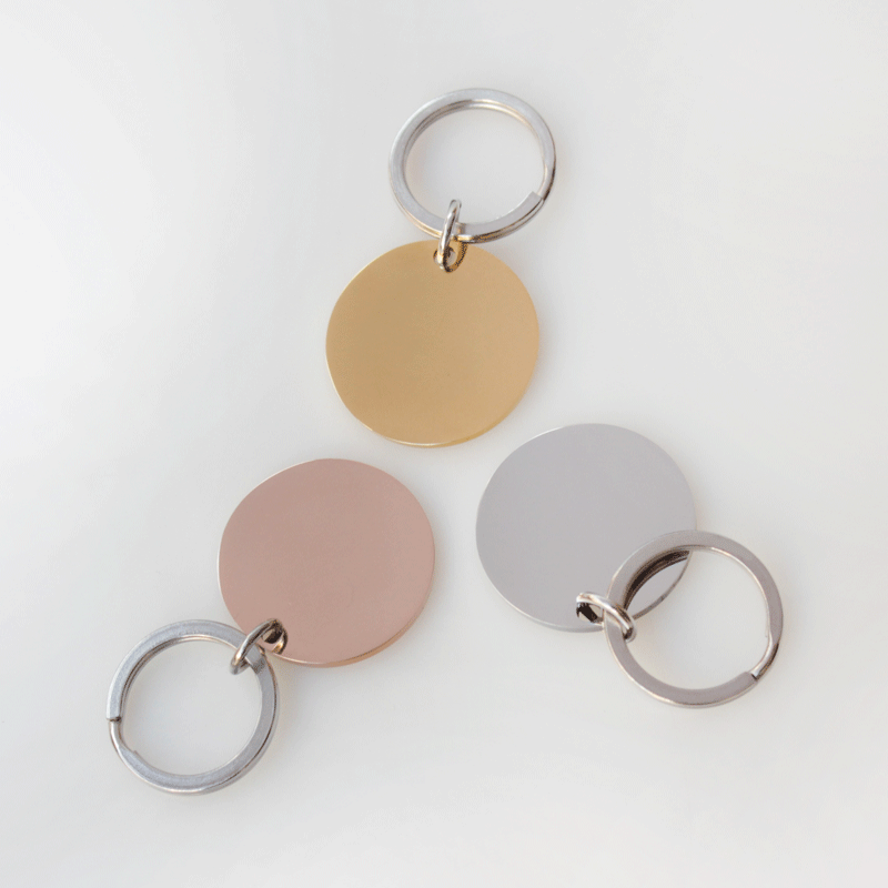 圆形钥匙扣 (4) Three blank mirror polished stainless steel circle pendant keychains arranged in a triangular layout on a white backdrop for jewelry blanks catalog.
