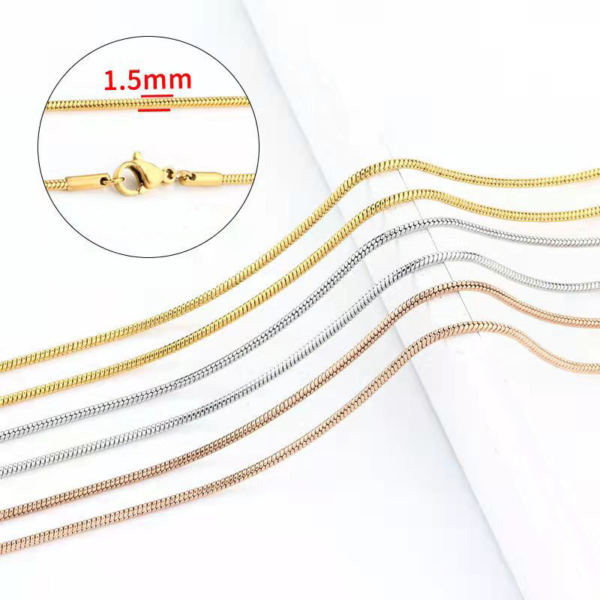 圆蛇链 (5) Technical dimension diagram of 1.5mm stainless steel snake chain in gold and silver showing lobster clasp and smooth interlocking segments layout.