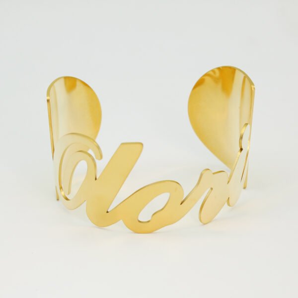 大字母手镯_0003_图层 4 Front view of a wholesale personalized gold stainless steel cursive letter cuff bracelet on a white clean backdrop.