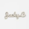 满钻字母胸针 (4) An isolated view of a finished silver stainless steel personalized script rhinestone name brooch pin flatly laid out on a clean white background.