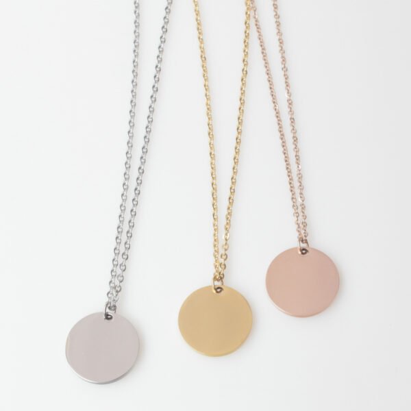 20圆牌和十字链 04 Parallel display of bulk customized stainless steel round metal tag necklaces in silver, gold, and rose gold finishes hanging against white background.