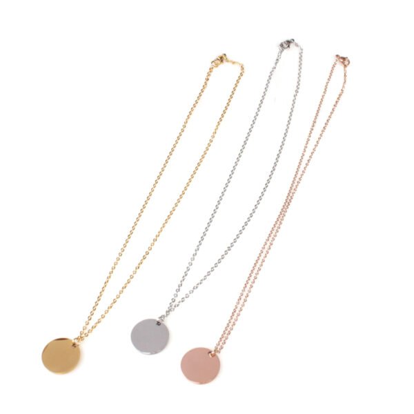 20圆牌和十字链 06 Parallel display of bulk customized stainless steel round metal tag necklaces in silver, gold, and rose gold finishes hanging against white background.