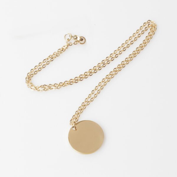 20圆牌和十字链 07 A finished 18K gold plated stainless steel circular identity tag chain necklace with a secure lobster clasp flatly laid on a clean backdrop.