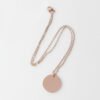 20圆牌和十字链 09 A single blank finished rose gold plated stainless steel round disc pendant necklace with a lobster clasp displayed flat on a white background.