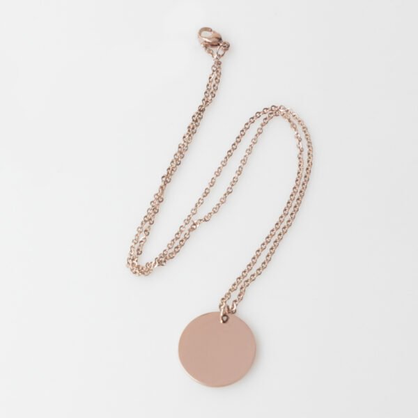 20圆牌和十字链 09 A single blank finished rose gold plated stainless steel round disc pendant necklace with a lobster clasp displayed flat on a white background.