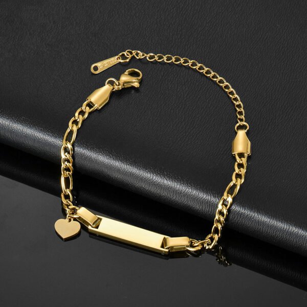 儿童刻字手链 (5) A blank polished gold stainless steel kids Figaro chain ID bracelet pre-fitted with a dainty solid heart charm for custom engraving vendor.