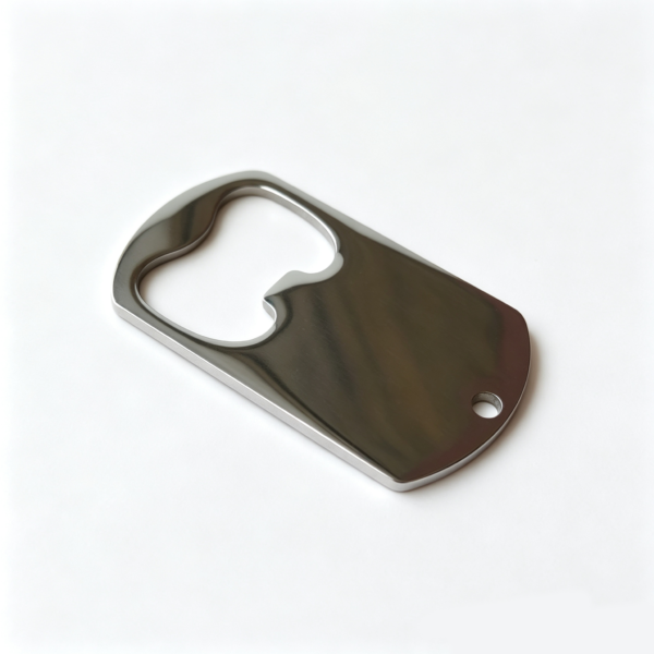 军牌开瓶器 (5) Wholesale blank mirror polished silver stainless steel dog tag bottle opener keychain with a pre-drilled loop on a white backdrop.