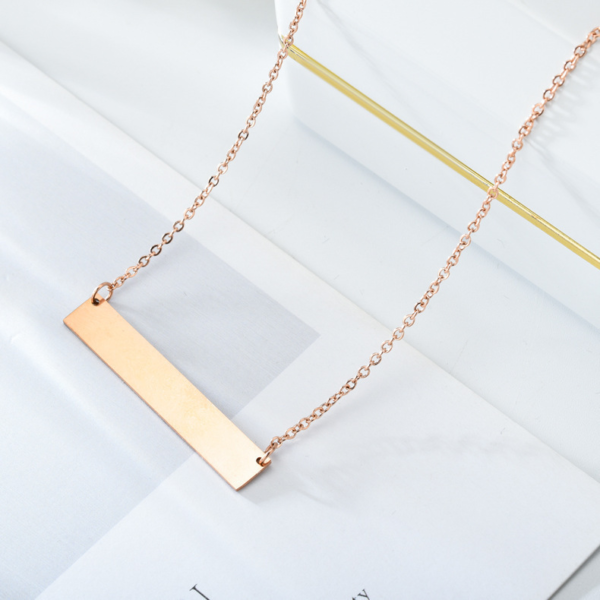 双孔吊坠项链32×6 (2) A blank finished rose gold plated stainless steel horizontal rectangle bar pendant necklace with a lobster clasp displayed flat on a clean background.