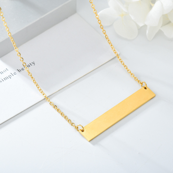 双孔吊坠项链32×6 (4) A finished silver stainless steel minimalist rectangle bar chain necklace laid perfectly flat in a loop layout on a clean white background.