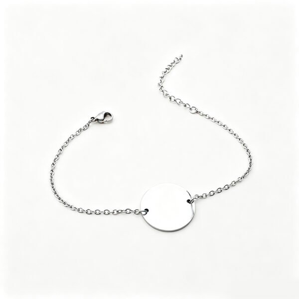 圆形18手链1000_0001_纯白图处理 (1) A finished silver stainless steel minimalist round coin bar chain bracelet laid perfectly flat in a loop layout on a clean white background.