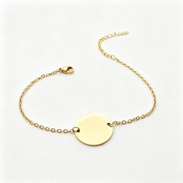 圆形18手链1000_0003_纯白图处理 (3) An isolated front view of a finished 18K gold plated stainless steel round disc ID bracelet with an adjustable extension chain on a white background.