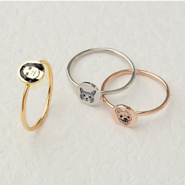 圆形戒指定制_0001_dddddd Three round rings—in silver, gold, and rose gold—feature engraved portraits of people and pets, showcasing an engraving technique capable of highly faithful reproduction.