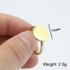 圆牌戒指_0008_Weight_ 2.5g B2B catalog technical diagram of a wholesale gold stainless steel round tag ring showing an 11mm disc face diameter and 2.5g weight matrix.