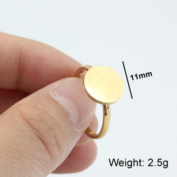 圆牌戒指_0008_Weight_ 2.5g B2B catalog technical diagram of a wholesale gold stainless steel round tag ring showing an 11mm disc face diameter and 2.5g weight matrix.