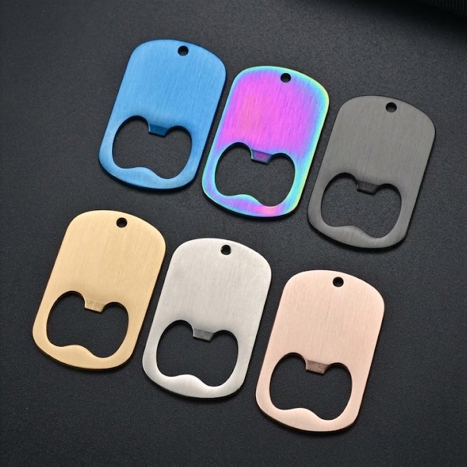 拉丝军牌 Dog-tag shaped brushed-finish bottle opener—showcasing six colors (blue, rainbow, black, gold, silver, and rose gold) against a black background.