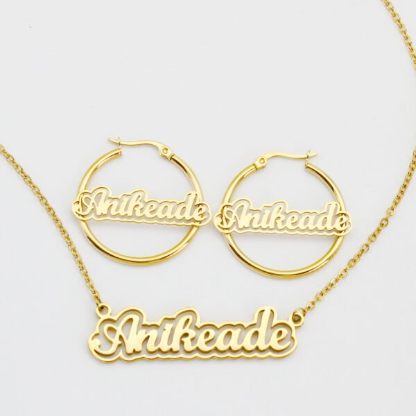 描边项链耳环套装_0000_图层 14 A blank finished 18K gold plated stainless steel personalized 2-layer cursive name necklace and hoop earrings set spelling "Anikeade" on a white background.