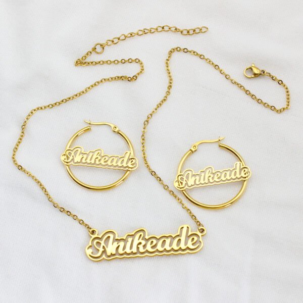 描边项链耳环套装_0005_图层 2 A blank finished 18K gold plated stainless steel personalized 2-layer cursive name necklace and hoop earrings set spelling "Anikeade" on a white background.