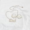 描边项链耳环套装_0011_图层 4 副本 An isolated view of a wholesale finished silver stainless steel custom name jewelry set showing a 3D 2-layer nameplate necklace and matching hoop earrings with the text "Bose".