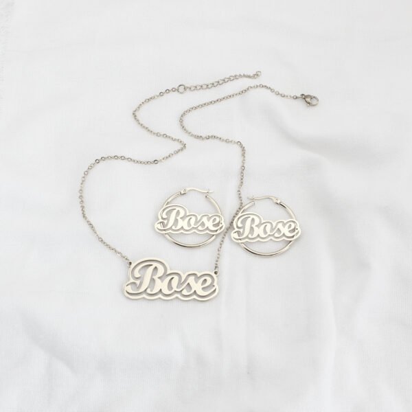 描边项链耳环套装_0011_图层 4 副本 An isolated view of a wholesale finished silver stainless steel custom name jewelry set showing a 3D 2-layer nameplate necklace and matching hoop earrings with the text "Bose".