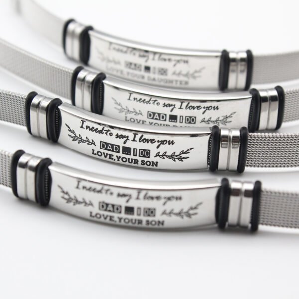 网手环 腐蚀抹油DAD_0002_图层 4 Close-up view of multiple silver stainless steel watch band ID bracelets highlighting the deep embossed black ink-filled text and smooth side rubber rings.